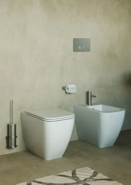Sanitarna keramika in armatura v sodobni kopalnici