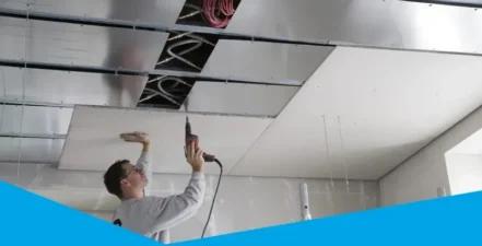 Montaža mavčnih plošč na kovinsko podkonstrukcijo stropa